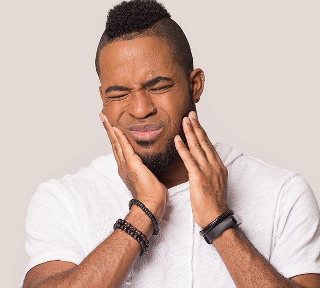 Man with dental emergency should see Mt Dora emergency dentist 
